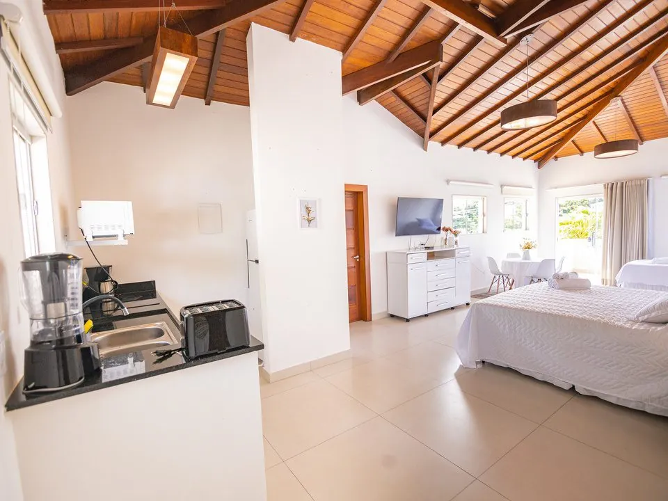 Sala ampla com teto de madeira